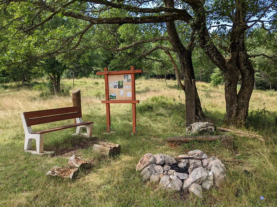 Hrádok je ideálnym miestom na oddych v tichej prírode. Foto: hiking.sk