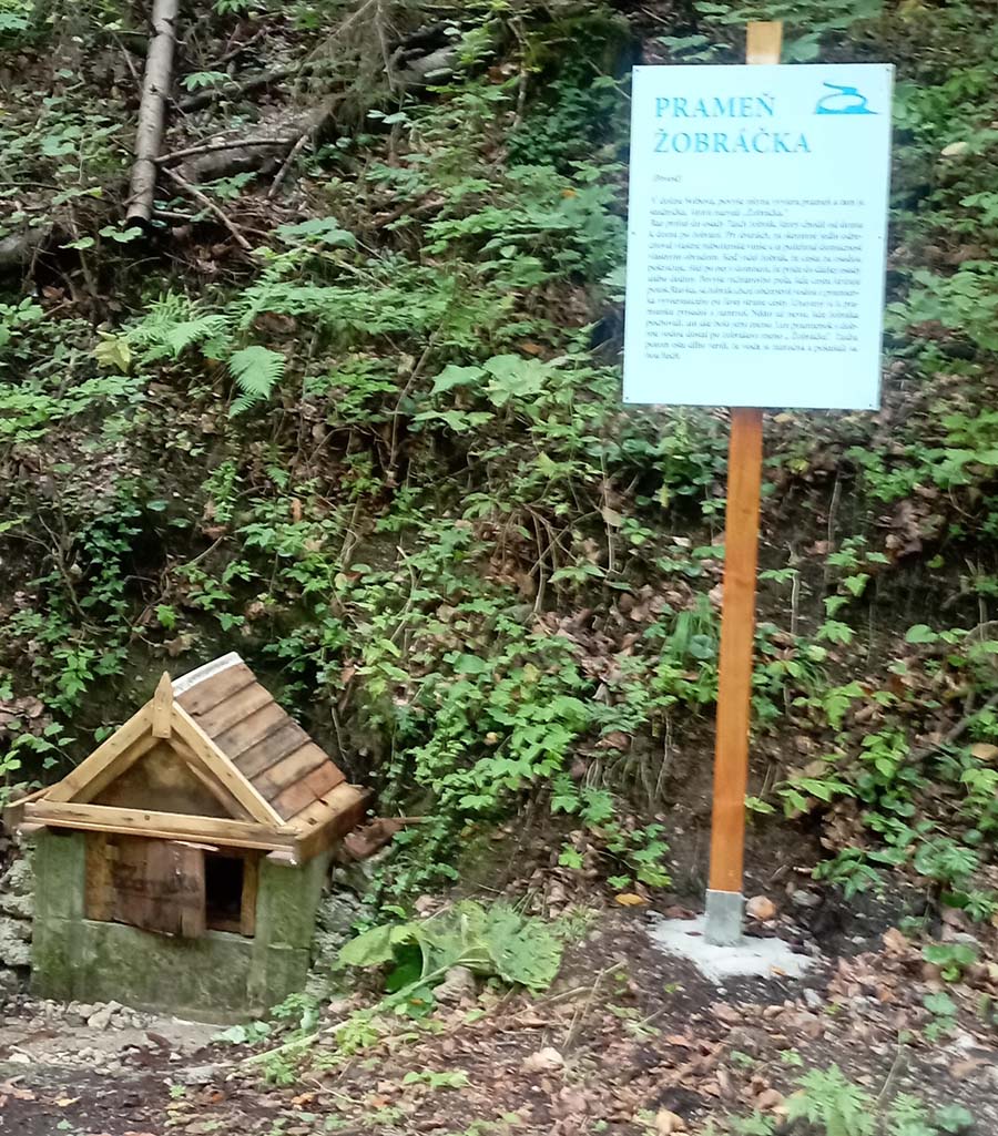 Pri prameni Žobráčky sa nachádza náučná tabuľa. Foto: I. Peťková