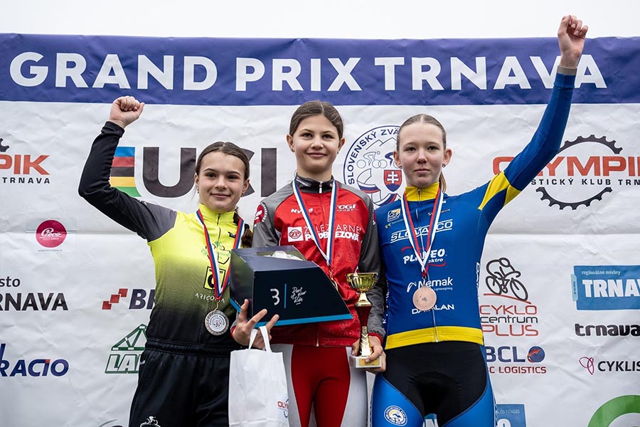 Staršia žiačka Alica Beraxová (v strede) získala na majstrovstvách Slovenska v Trnave zlato.
Foto: ŠK ŽP