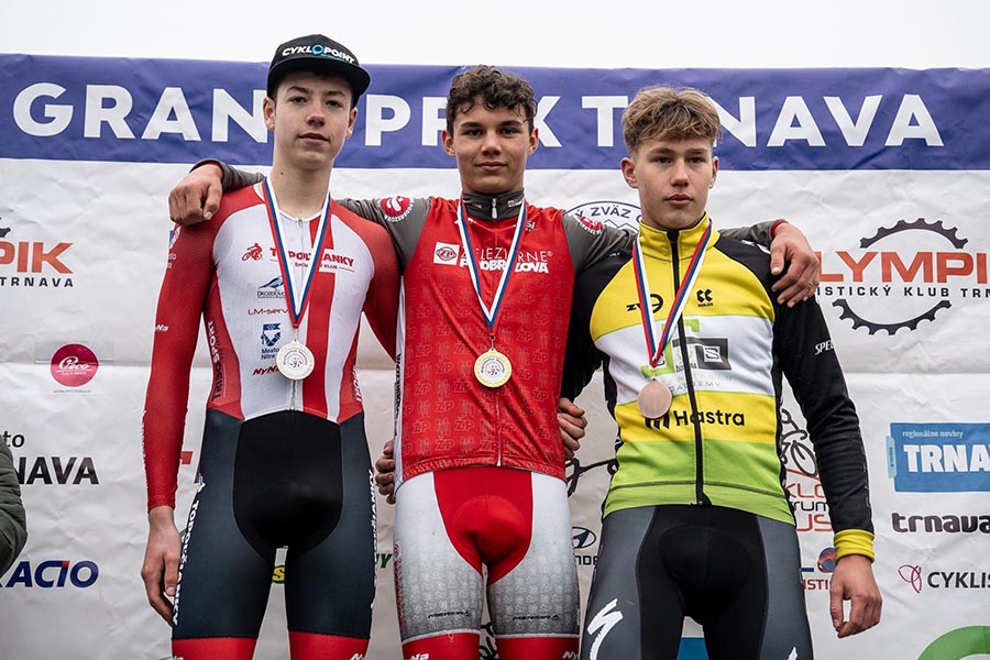 V Trnave bol úspešný aj kadet Jakub Pančík (v strede). Domov si taktiež odniesol zlatú
medailu. Foto: ŠK ŽP