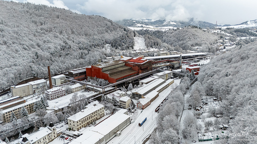 Prvý tohtoročný sneh zahalil svojou bielou prikrývkou aj podbrezovské železiarne. Foto: Ľ. Lacuška