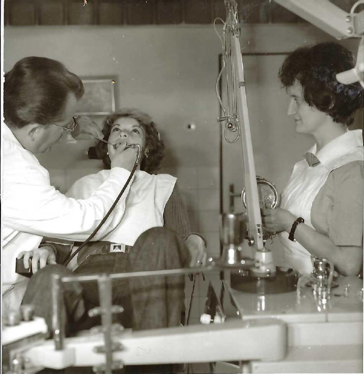 Zubný lekár Milan Kala a zdravotná sestra Silvia Šarinová počas ošetrovania pacientky. Soňa Štrbová pri ňom začínala krátko po konci štúdia. Samotný doktor pritom pochádzal z Moravy.