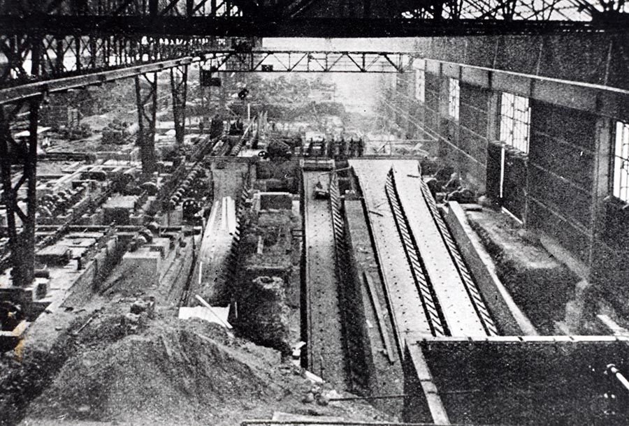 Montáž strojného zariadenia novej jemnej trate, rok 1926. Foto: archív HM ŽP