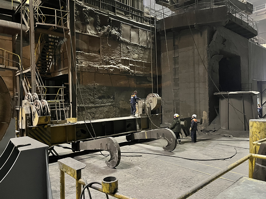 Zamestnanci našej spoločnosti pri výmene lán hlavného zdvihu na liacom žeriave. Foto: D. Nosáľ