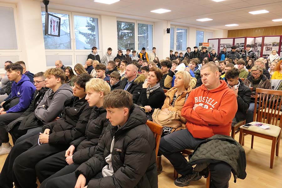 Budúci absolventi, rodičia a pedagógovia počas otvorenia DOD v Súkromnej spojenej školeŽeleziarne Podbrezová. Foto: M. Gončár