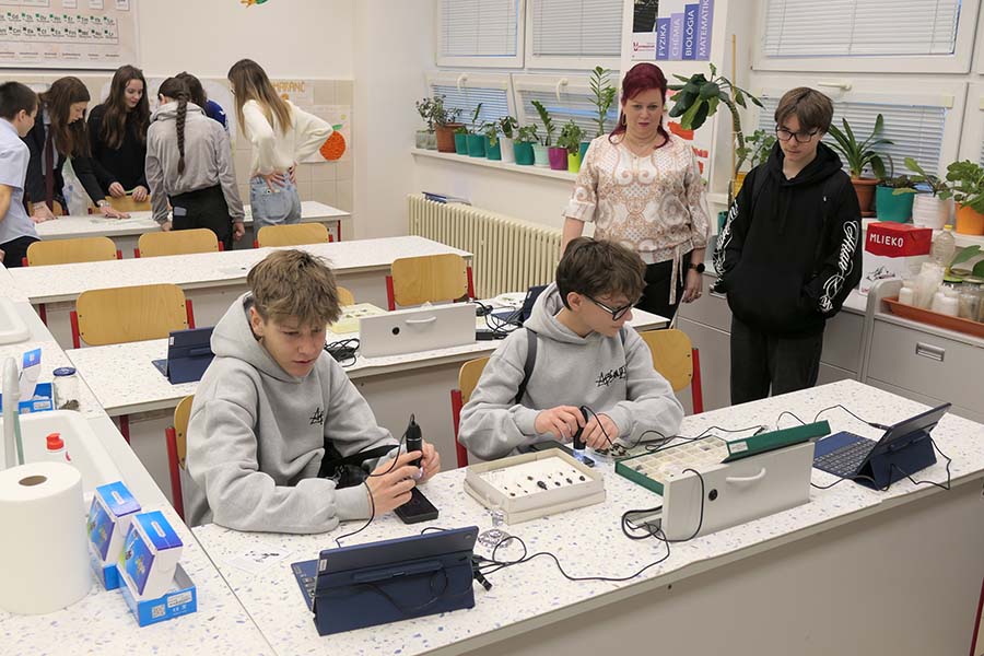 Pre žiakov základných škôl boli pripravené viaceré stanovištia. Na jednom z nich si mohlivyskúšať konkrétne pokusy. Foto: M. Gončár