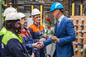 Richard Raši pozdravil zamestnankyne podbrezovských železiarní a pri príležitosti MDŽ im daroval kvet. Foto: Ivan Bruchala