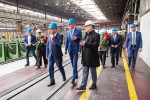 Richard Raši (v strede) spolu s Milošom Dekrétom, členom Predstavenstva a výrobným riaditeľom ŽP a.s. počas návštevy v novom závode. Foto: Ivan Bruchala
