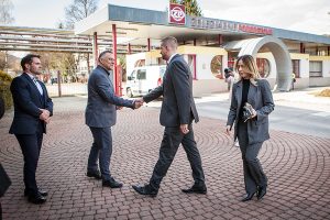 Miloš Dekrét, člen Predstavenstva a výrobný riaditeľ ŽP a.s. (v strede) víta ministra zdravotníctva Kamila Šaška pred riaditeľskou budovou. Vľavo Martin Domovec, člen Predstavenstva a technický riaditeľ ŽP a.s. Foto: Ivan Bruchala