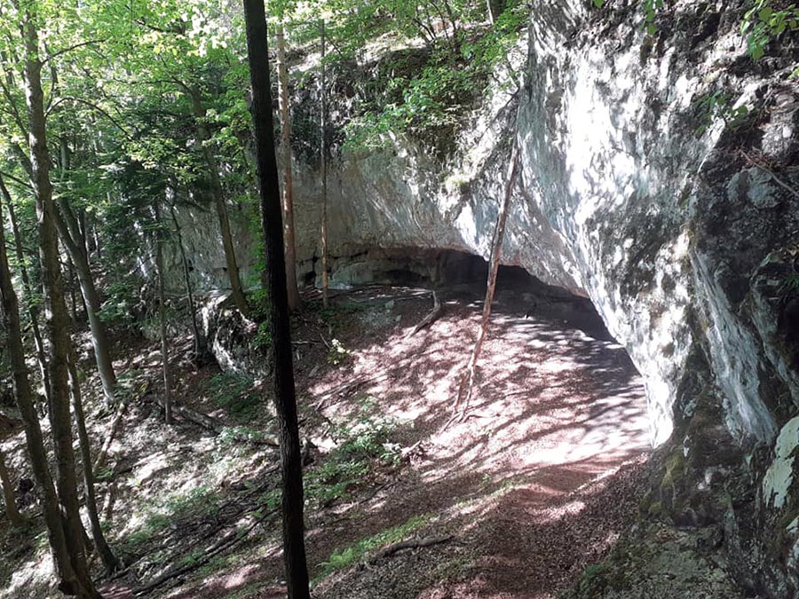 Počas trasy sa zastavte aj pri malej jaskyni Mažarná. Ide o zaujímavý prírodný úkaz. Na
snímke hore Ostrá. Foto: I.P.