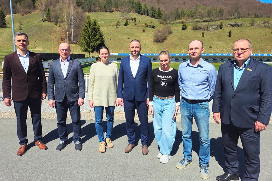 Matej Kazár (úplne vľavo) a vedľa neho postupne ďalší členovia vedenia Slovenského zväzu biatlonu - Maroš Badáň, Jana Daubnerová,
prezident Peter Vozár, Paulína Bátovská Fialková, Branko Michalech a Ondrej Kosztolányi. - Foto: SZB