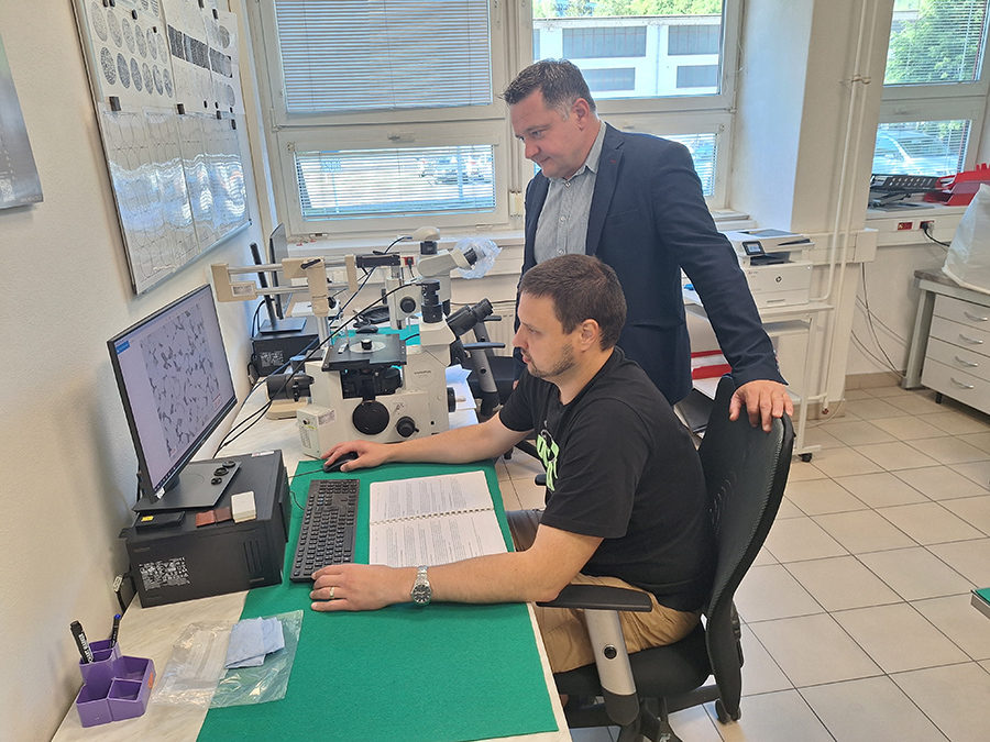 Andrej Jursa so zamestnancom odboru riadenia a zabezpečenia kvality počas kontroly kvality štruktúry ocele. Foto: M. Gončár