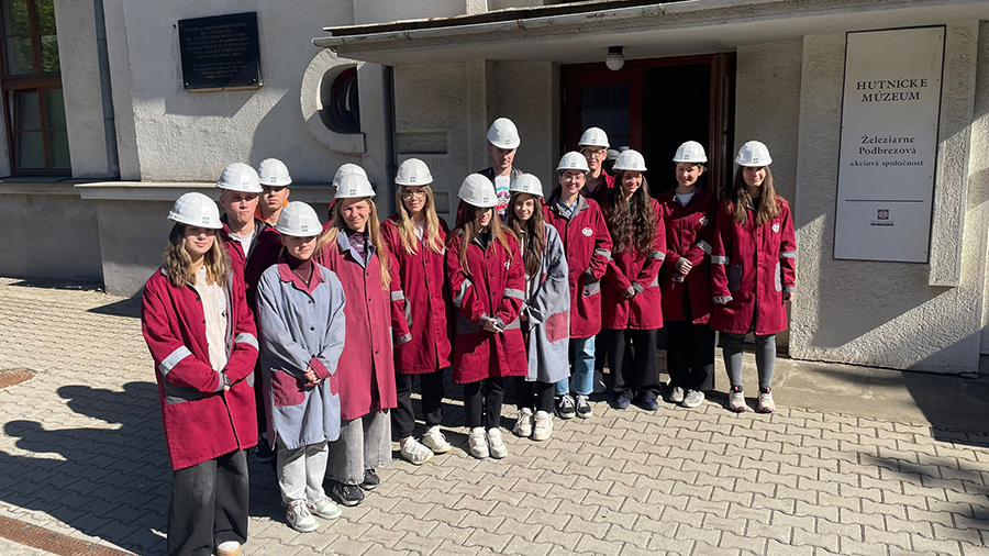 Naši žiaci spoločne s chorvátskymi kamarátmi počas návštevy Železiarní Podbrezová.
Foto: SG ŽP