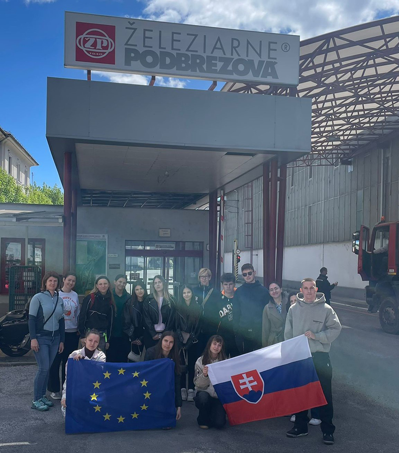Spoločná fotografia pred vstupom do starého závodu. Foto: SG ŽP
