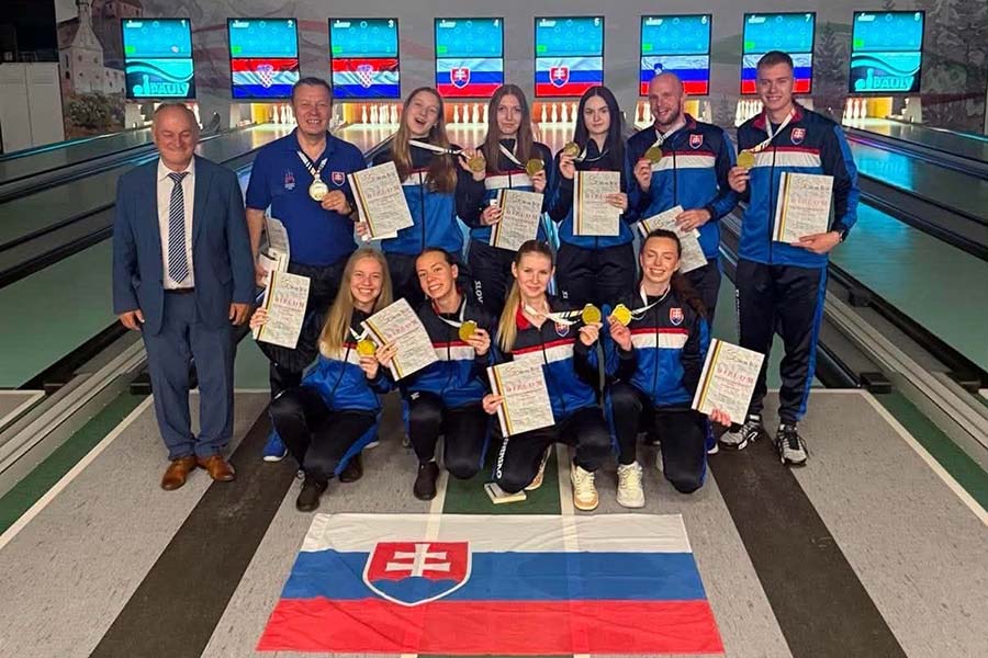 Mimoriadny úspech dosiahla slovenská reprezentácia do 23 rokov, ktorá získala titul majstrov sveta a prekonala aj svetový rekord. Pod
tento skvelý moment sa podpísala i trojica hráčok podbrezovského klubu - Daniela Mócová, Šarlota Sabová a Naďa Poliaková. Foto: ŠK ŽP