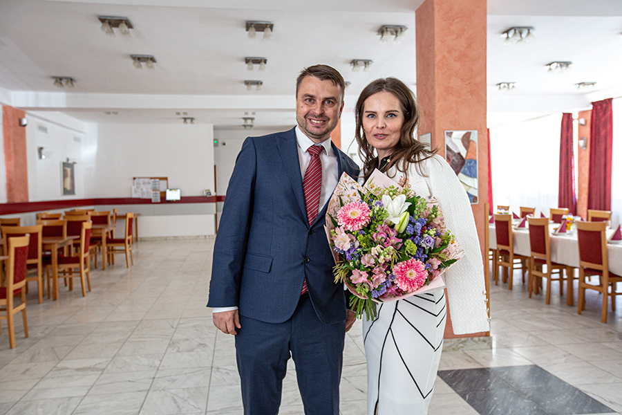 Ján Villim krátko po privítaní Dagmary Al-Khaldi Mičekovej, tajomníčky z Ministerstva školstva, výskumu, vývoja a mládeže Slovenskej republiky. Foto: M. Štefánik