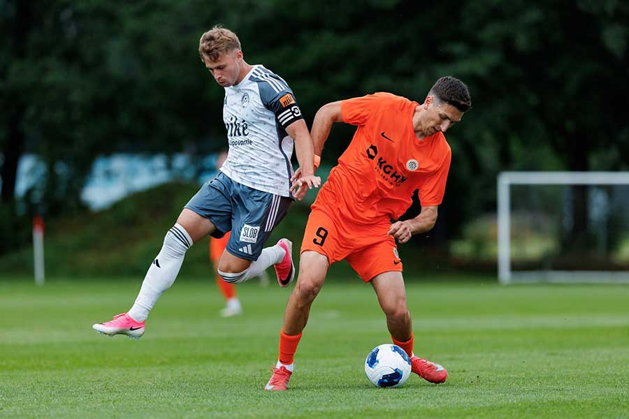 Roland Galčík (vľavo) počas zápasu so Zaglebie Lubin. Foto: Zaglebie Lubin