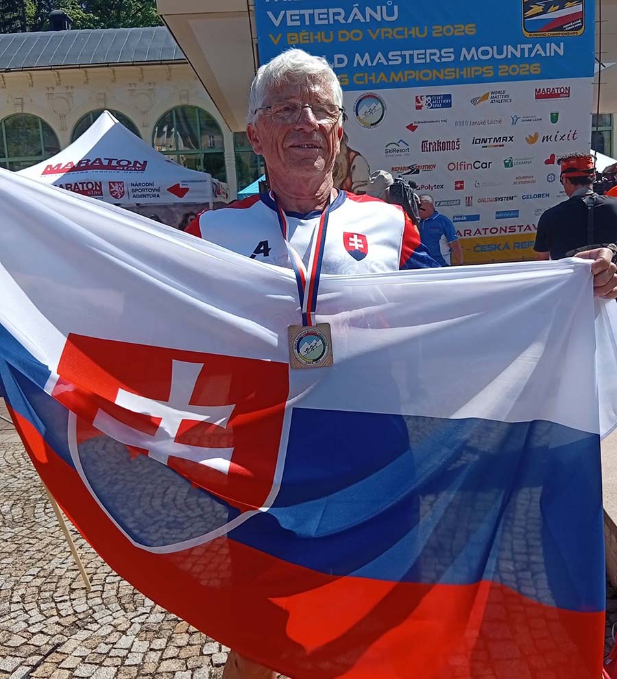 Slavomír Brozman krátko po pretekoch so slovenskou vlajkou. Druhé miesto nečakal ani v
najkrajšom sne. Foto: archív D.B.