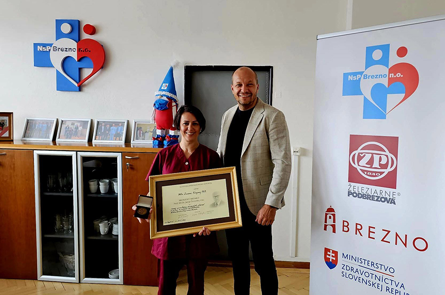 Ocenená lekárka s riaditeľom NsP Brezno Tomášom Mydlom. Foto: NsP Brezno