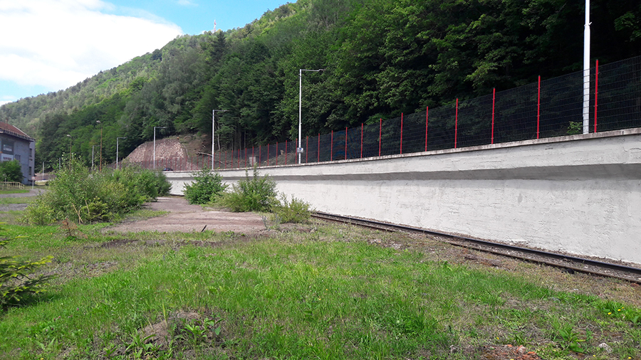 Oporný múr popod štátnu cestu I/66. V uplynulých dňoch na ňom externá firma vykonala ochranný náter. Foto: P. Krajan