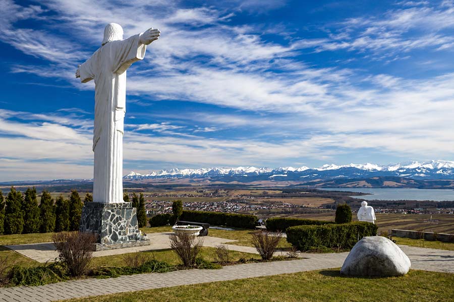 Socha Ježiša Krista, pred ňou socha kľačiaceho pápeža Jána Pavla II. Miesto ponúka priestor na zastavenie sa, ale aj na kochanie sa okolitou
prírodou. Za dobrého počasia sú výhľady unikátne. Foto: turisticky.sk