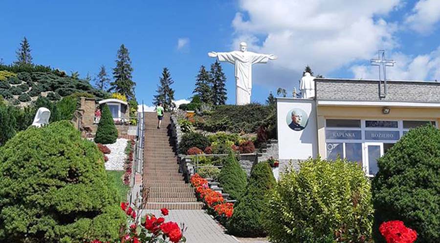 Areál je pekne vybudovaný a jeho súčasťou je aj kaplnka (vpravo) a bohatá kvetinová
výzdoba. Foto: slowensko.sk