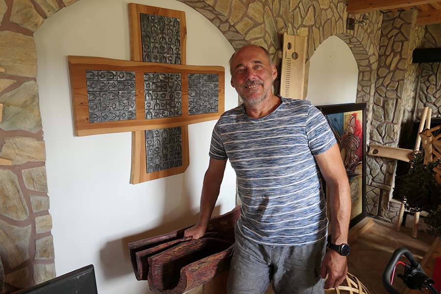 Pavel Siman vo svojej súkromnej galérii v Heľpe. Foto: M. Gončár