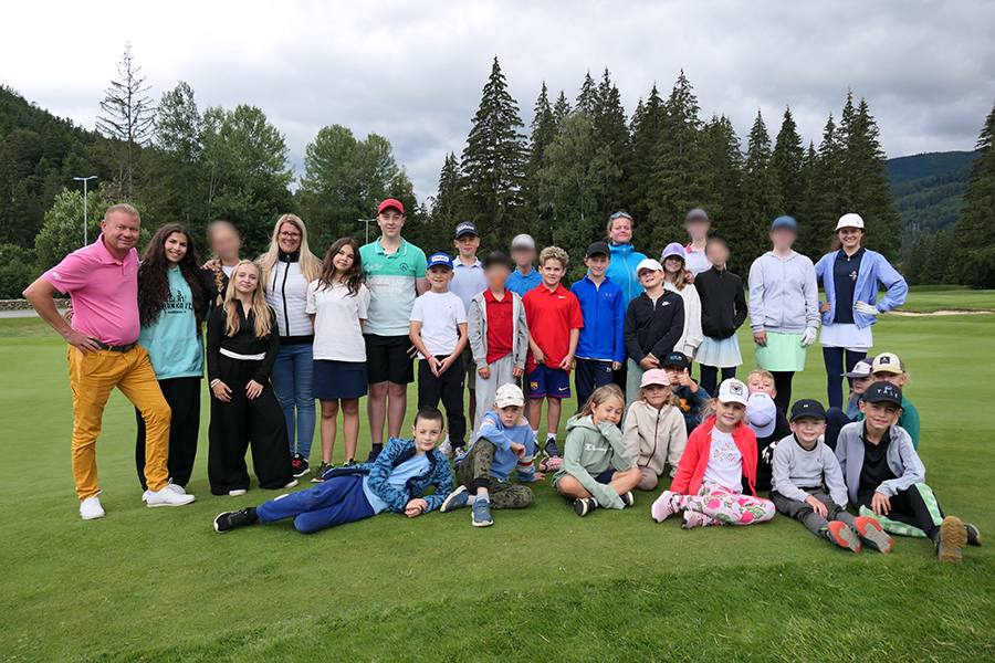 Deti z druhého turnusu golfového tábora na Táľoch.
(Tváre niektorých detí sú rozmazané z dôvodu ochrany súkromia detí a rešpektovania prejavenej vôle ich rodičov). Foto: M. Gončár