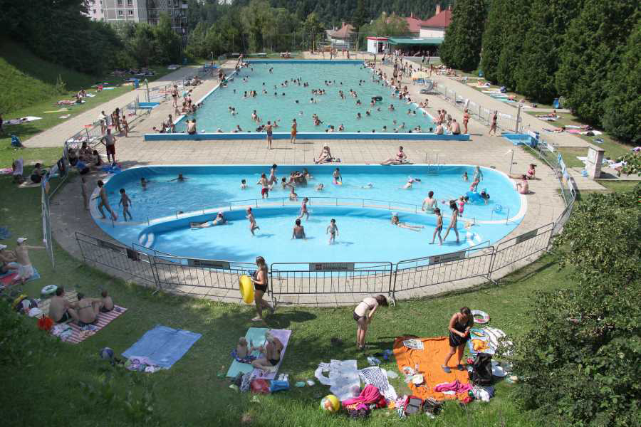 Letné kúpalisko v Podbrezovej láka domácich i cezpoľných. Foto: Obec Podbrezová