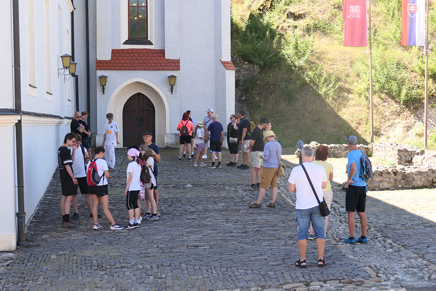 Návštevníci hradu Ľupča čakajúci na komentovanú prehliadku. Foto: M. Gončár