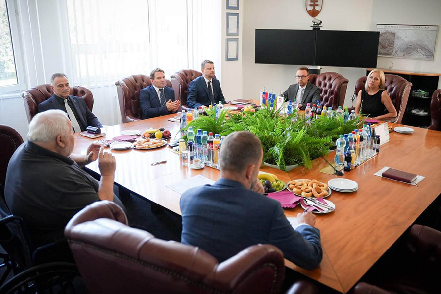 Ministerka počas rokovania s vedením našej akciovej spoločnosti. Foto: MH SR