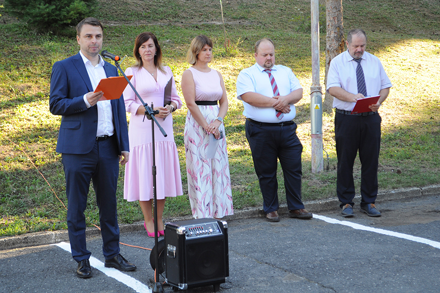Ján Villim počas slávnostného príhovoru na začiatku školského roka. Vedľa neho Miriam Pindiaková a ďalší zástupcovia pedagogického zboru. Foto: J. Čief