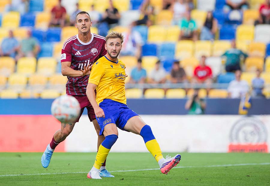 René Lampreht v jednom zo súbojov s hráčom DAC . Foto: Nándor Fekete/FC 1904 DAC