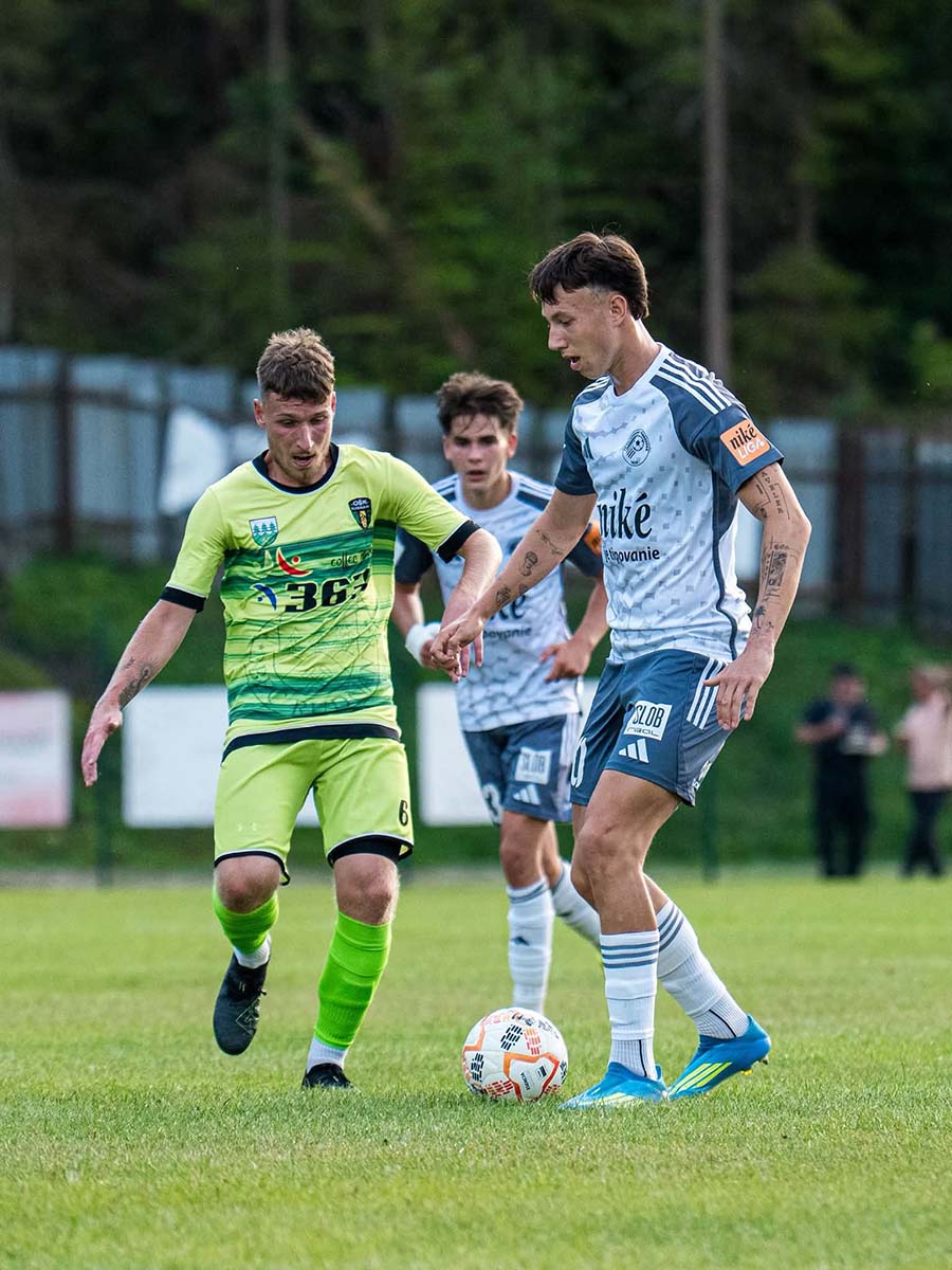 Radek Šiler (vpravo) prišiel na ihrisko po hodine hry. Foto: FK ŽP