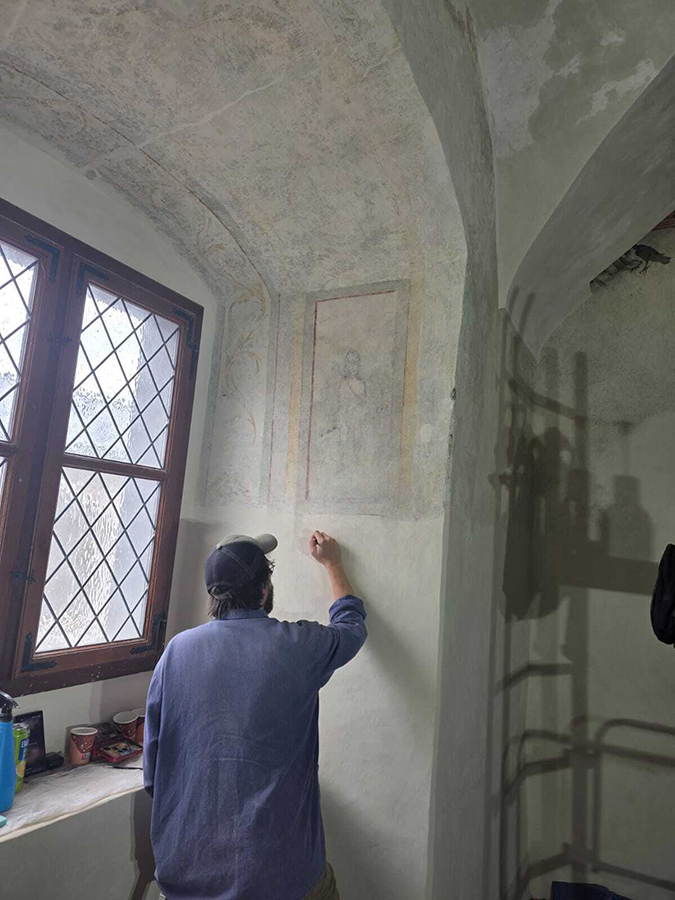 Súčasťou obnovy je aj postupné odhaľovanie pôvodnej výzdoby, vďaka ktorej získavame
nové poznatky o historickej podobe hradu. Foto: V. Homola