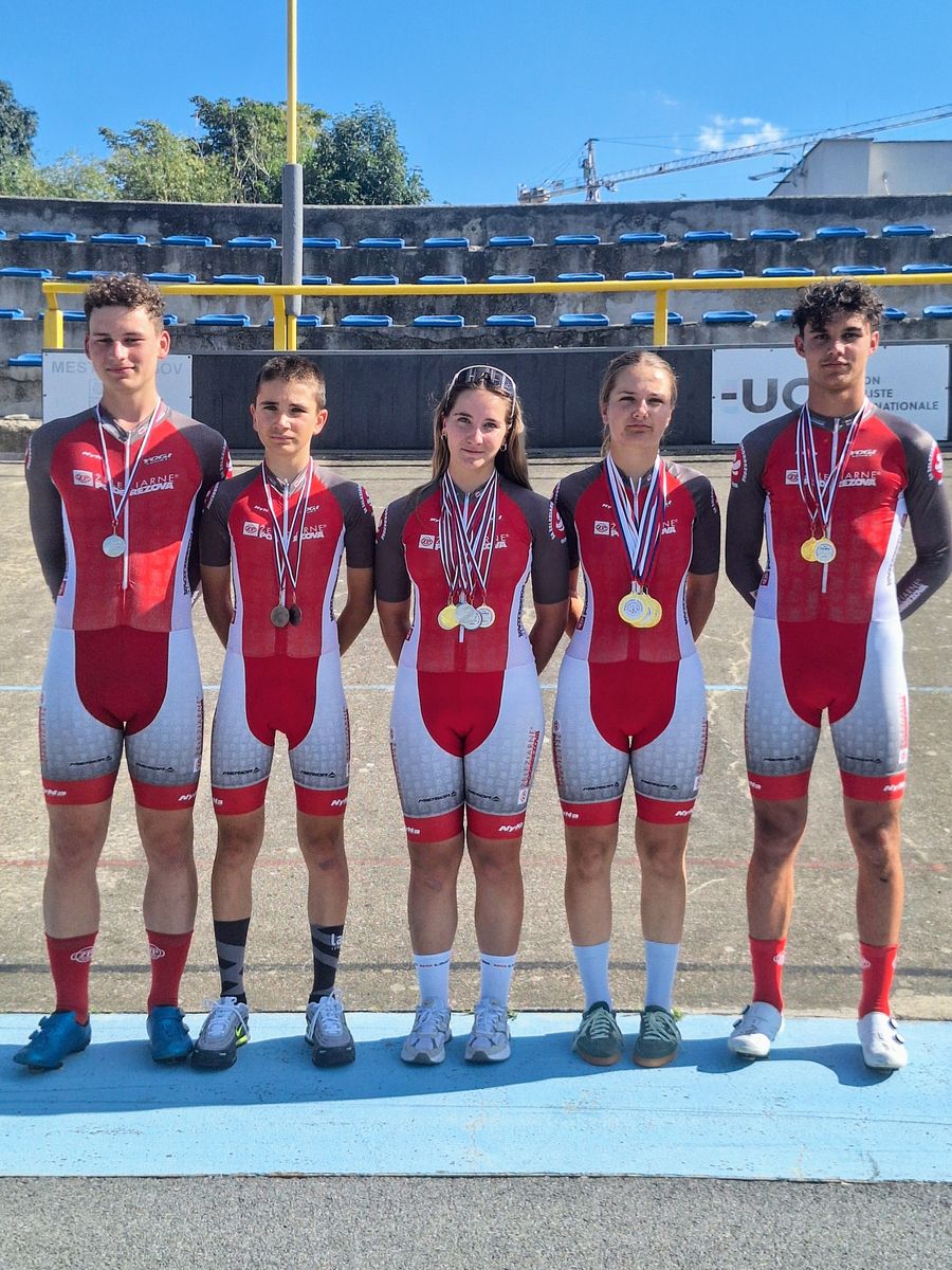 Podbrezovskí cyklisti s medailami. Zľava: Šalko, Čellár, Ďuríková, Malatová a Pančík.
Foto: A. Medveďová