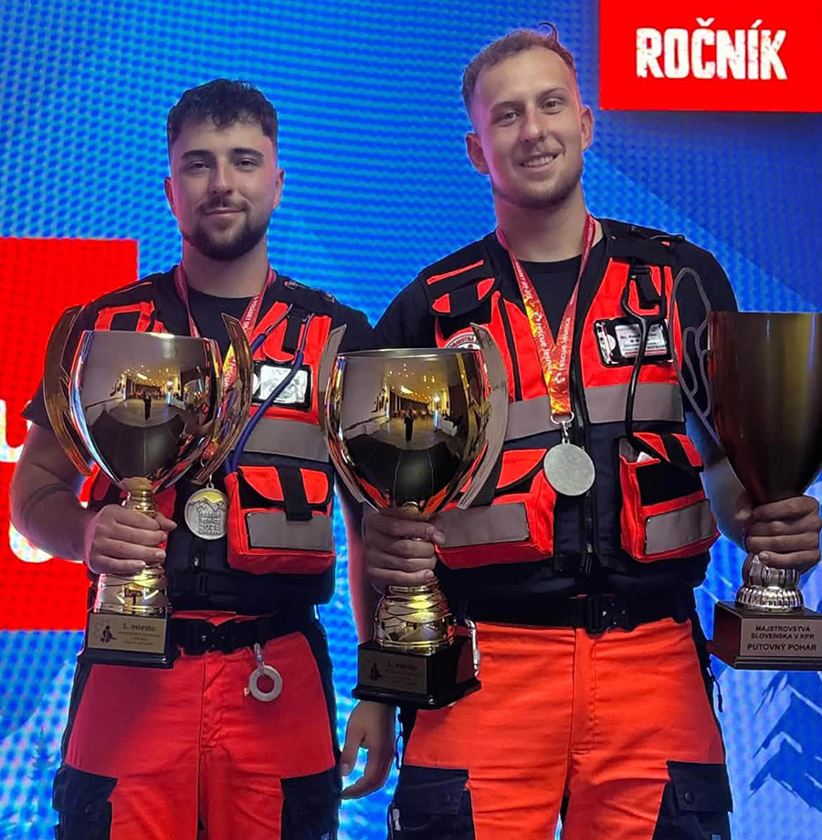 Darilo sa aj dvojici Tobiáš Kabát (vľavo) a Patrik Ulehla. Foto: ZZS NsP Brezno