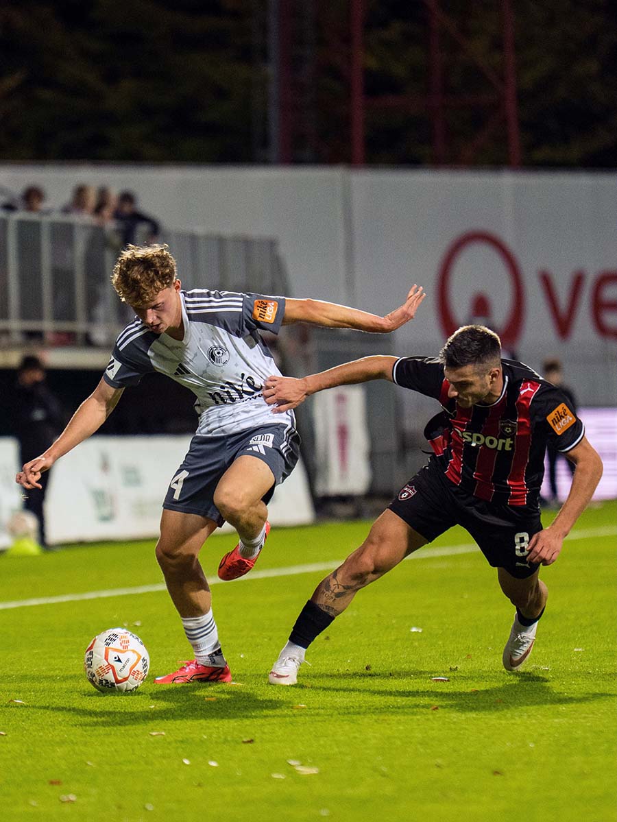 Náš futbalista Khiminites (vpravo bojuje o loptu s jedným z hráčov Spartaka Trnava.)
Foto: FK ŽP