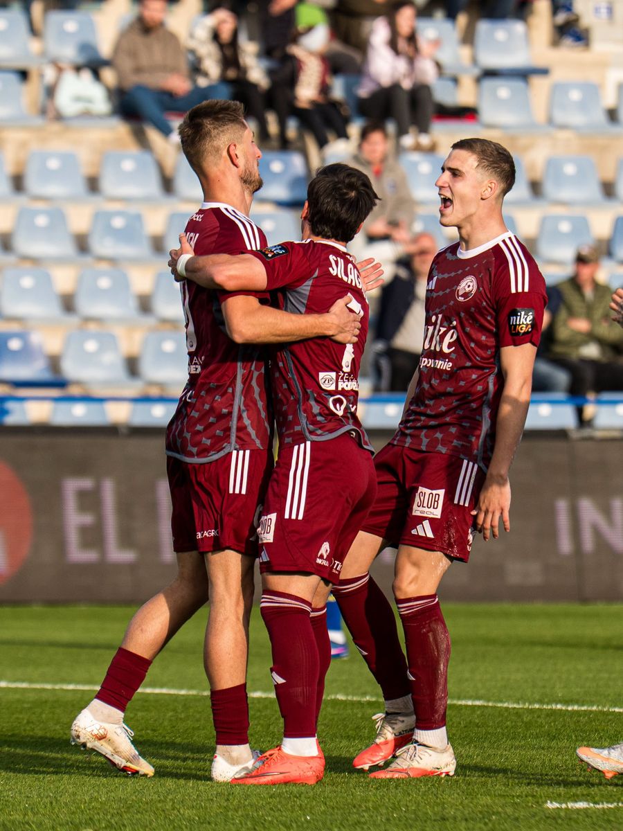 Futbalisti Podbrezovej oslavujú prvý zásah do siete Michaloviec. Úplne vpravo trojgólový hrdina duelu na Zemplíne Balša Mrvaljevič. Foto: FK ŽP