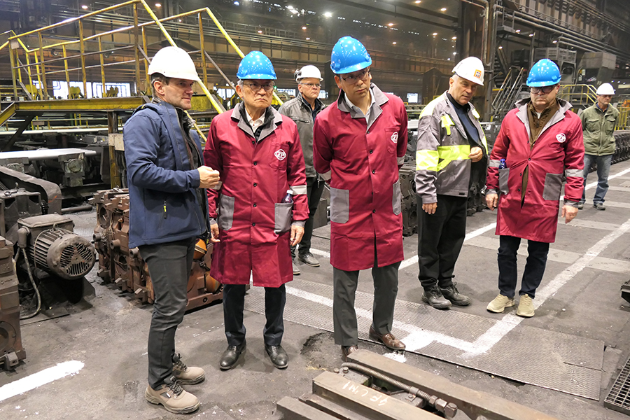 Vrcholných predstaviteľov Nippon Steelu Slovakia sprevádzal člen Predstavenstva a technický riaditeľ ŽP a.s. Martin Domovec (vľavo) a člen Predstavenstva a výrobný riaditeľ ŽP a.s. Miloš Dekrét (druhý sprava). Foto: M. Gončár