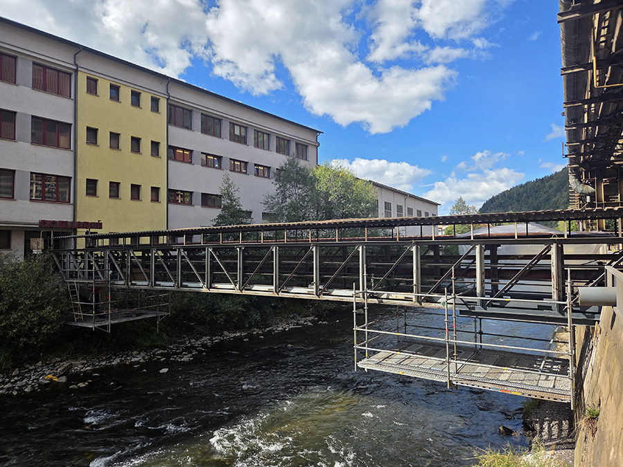 Od začiatku septembra panoval na moste čulý ruch, pričom viacero prác bolo realizovaných aj zo zaveseného lešenia priamo nad riekou Hron. Foto: redakcia/D.N.